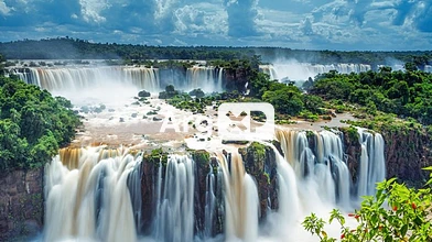 Visitando el Parque Nacional de Iguazú acompañado de una hermosa escort