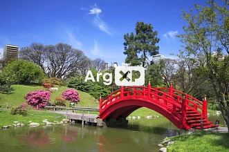 Conociendo el Jardín Japonés acompañado de una hermosa chica escort